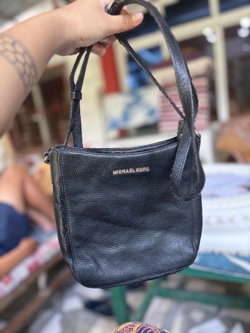 Michael Kors Black Leather Crossbody Bag (Category: Cross-body Bags) located in Manila. Submitted by dorilorenr48954 (Listing ID 1471224499, Image 1). Description: - Brand: Michael Kors - Material: Black pebbled leather with gold hardware - Closure: Secure zip-top closure - Interior: Dark monogram fabric lining with leather patch logo - Strap: Adjustable thin shoulder strap - Condition: Compact daily size with minor wear on the leather finish - A