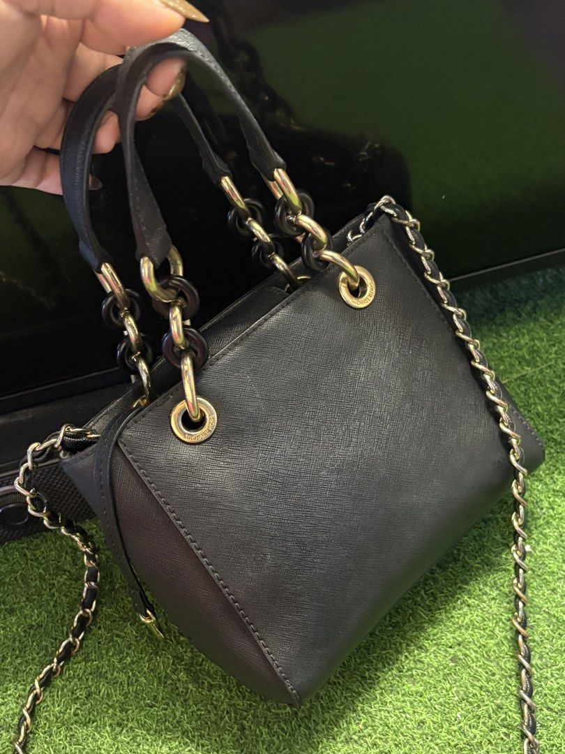 Mk hand/cross body bag coded (Category: Cross-body Bags) located in Davao. Submitted by ememlou17 (Listing ID 1471164486, Image 3). Description: Mk hand/cross body bag coded. Small size to semi med. Cutie and maganda pa. .