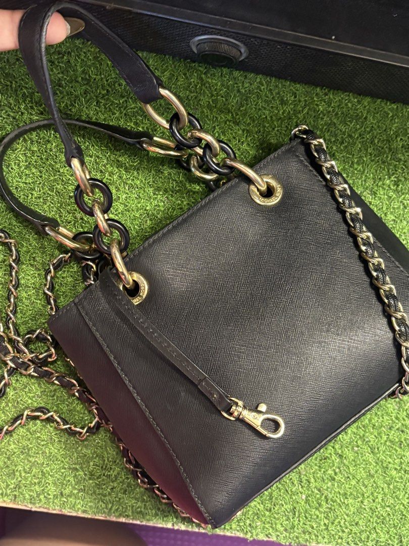 Mk hand/cross body bag coded (Category: Cross-body Bags) located in Davao. Submitted by ememlou17 (Listing ID 1471164486, Image 1). Description: Mk hand/cross body bag coded. Small size to semi med. Cutie and maganda pa. .