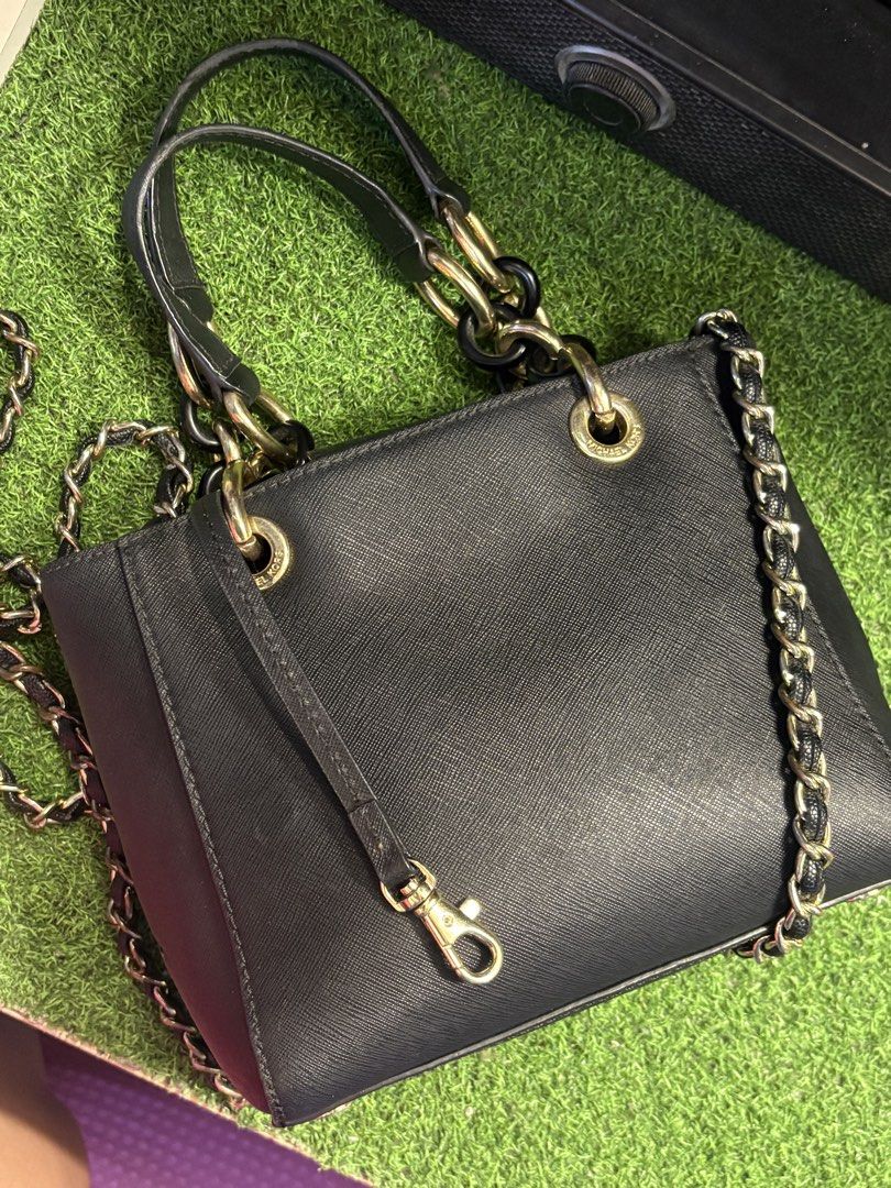 Mk hand/cross body bag coded (Category: Cross-body Bags) located in Davao. Submitted by ememlou17 (Listing ID 1471164486, Image 2). Description: Mk hand/cross body bag coded. Small size to semi med. Cutie and maganda pa. .
