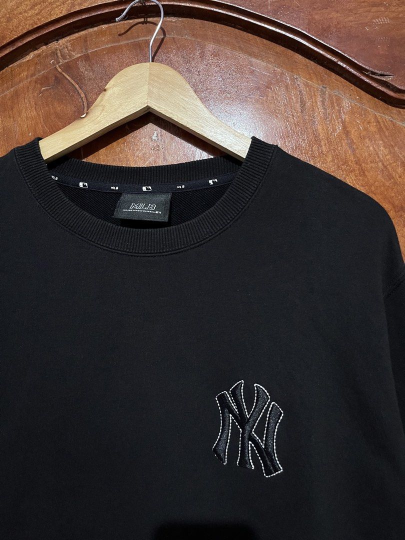 MLB Big Logo Sweatshirt (Category: Coats, Jackets and Outerwear) located in Tumauini. Submitted by jomerthrift (Listing ID 1471170982, Image 3). Description: Dimes: 22x28 Size: M-L No issue Color rate: 9.8/10 .