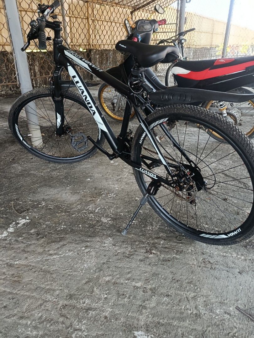 Mountaine Bike (Category: Bicycles) located in Manila. Submitted by vincenzo19 (Listing ID 1471141781, Image 2). Description: FOR SALE: Luanda Mountain Bike (Halos Bago) Presyo: ₱3000 (Negotiable ) O - 1 buwan lang nagamit (Bili ko ₱6500.00). - Makapal pa gulong, walang butas, hahanginan lang. Honest Issues: - Stuck-up kambyo sa tagal natambak (langis lang katapat). - Kaunting wiggle harap/likod (higpitan lang knot/rayos). -Mejo Gasgas sa shock s
