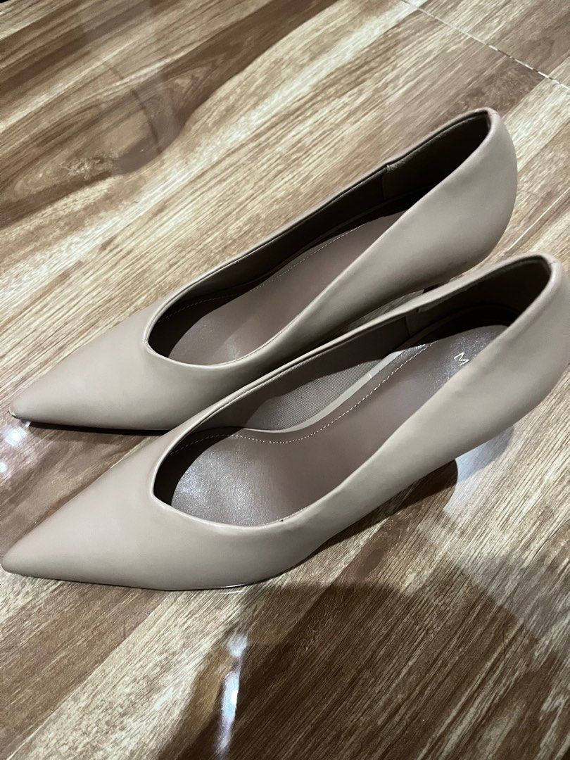 M&S Nude Pointed Toe Stiletto Heels Size 5 (Category: Heels) located in Plaridel. Submitted by vastwhale_38f456 (Listing ID 1471213009, Image 2). Description: - Brand/Model: Marks & Spencer (M&S) - Size: UK 5 - Color: Classic Nude - Style: Pointed toe stiletto with a sleek finish - Versatility: Perfect for office wear and night outs - Condition: Good overall with minimal wear on soles.