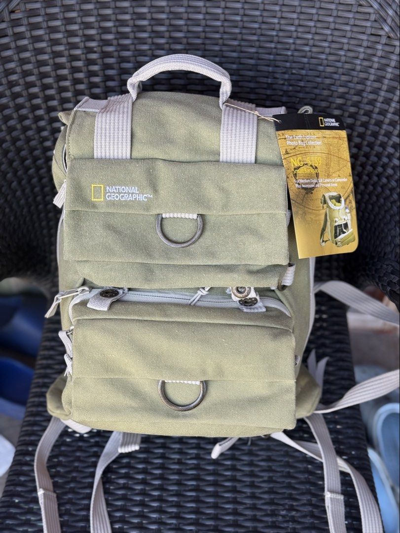 National Geographic NG 5159 (Earth Explorer Small Backpack) (Category: Camera Bags & Carriers) located in Manila. Submitted by mira_03 (Listing ID 1471177570, Image 3). Description: BNWT ORIGINAL 💯 (discontinued model) Fan of outdoors but never got to use this Holds cameras, laptop and accessories Padded and has a rain cover too!! Can use as an outdoor trip bag as well Exterior Dimensions: 23x18x34 cm w/ laptop compartment .
