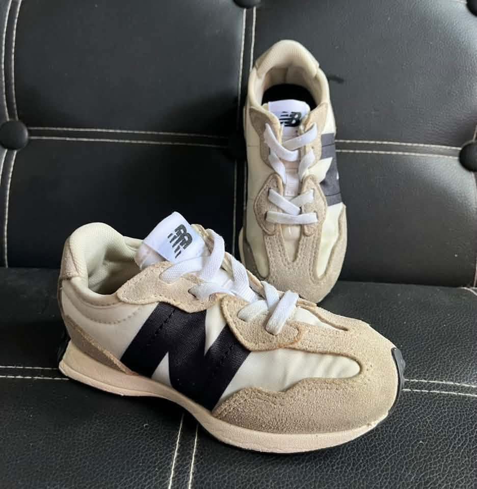 New Balance 327 US8 15CM take both (Category: Babies & Kids Fashion) located in Lucena. Submitted by selenaandco (Listing ID 1471220022, Image 2). Description: -no issue -dirt lang need wash - both US 9 15CM both original .