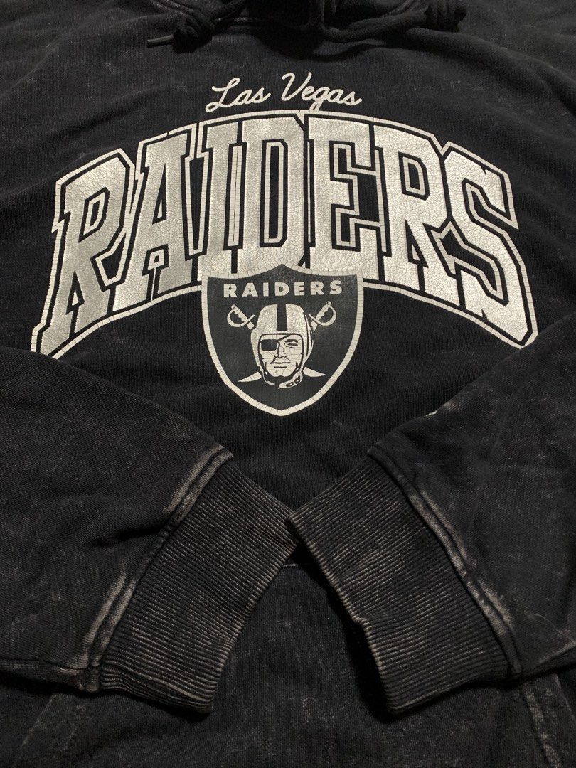 New Era LA Raiders Hoodie (Category: Coats, Jackets and Outerwear) located in Manila. Submitted by gabo0 (Listing ID 1471276163, Image 2). Description: ISSUE: Cracked Prints Dimes: 26x29 (best fit xl) GOOD AS NEW DM for more details.