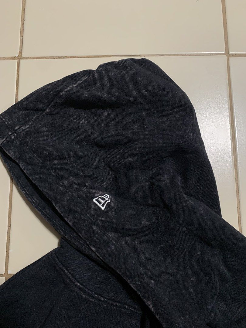 New Era LA Raiders Hoodie (Category: Coats, Jackets and Outerwear) located in Manila. Submitted by gabo0 (Listing ID 1471276163, Image 3). Description: ISSUE: Cracked Prints Dimes: 26x29 (best fit xl) GOOD AS NEW DM for more details.