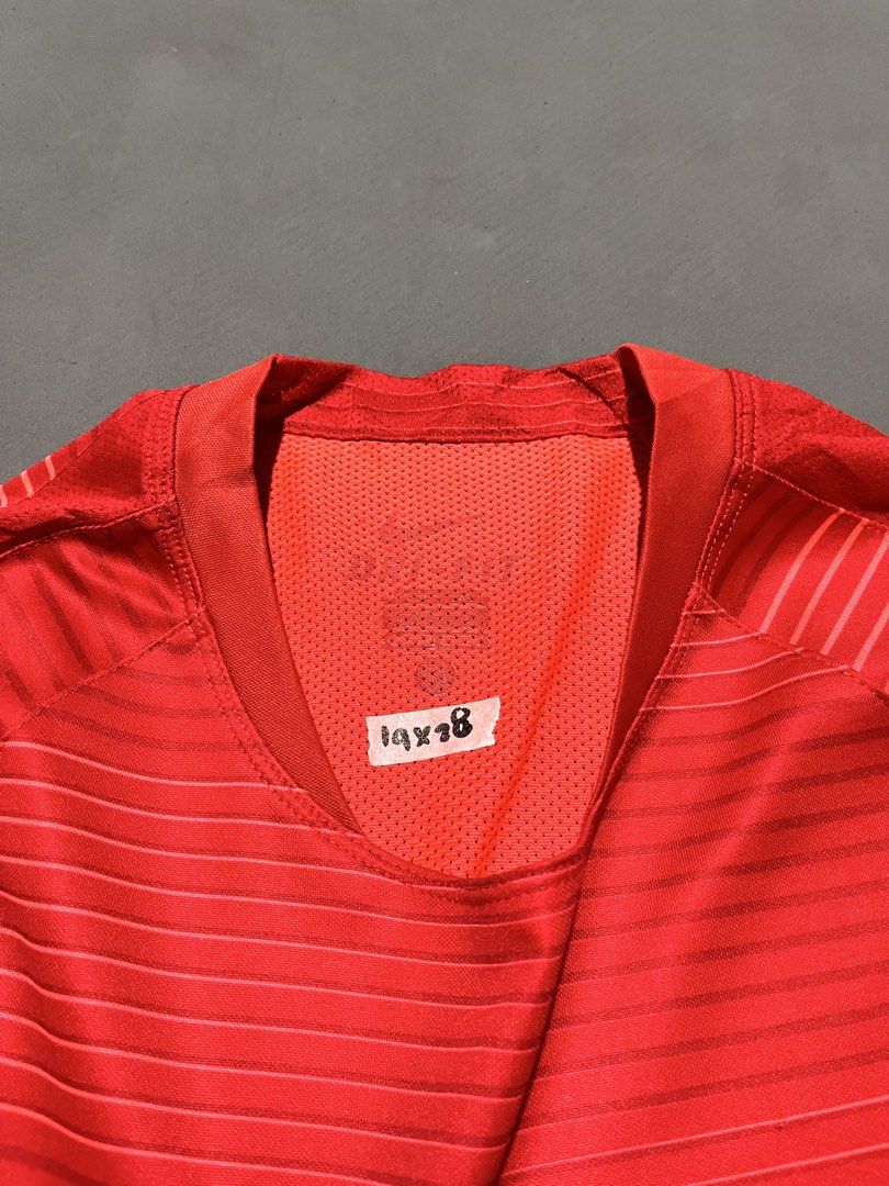 Nike (Category: Activewear) located in Manila. Submitted by lardo.599 (Listing ID 1471263158, Image 3). Description: Issue cut washtags Faded print neck tags Condition 9.5/10 Color rate 10/10.
