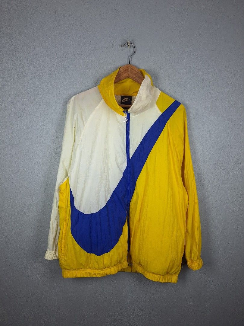 Nike biglogo lightweight Windbreaker Jacket (Category: Coats, Jackets and Outerwear) located in Sibulan. Submitted by studioxano (Listing ID 1471158130, Image 1). Description: Nike biglogo lightweight Windbreaker Jacket -P1,000 + SF Size L length 28.5 / Width 24 Good condi 9/10 color rate GOOD FOR PSG stain issue see last 2 pica unnoticeable when worn Loc: Dumaguete city.