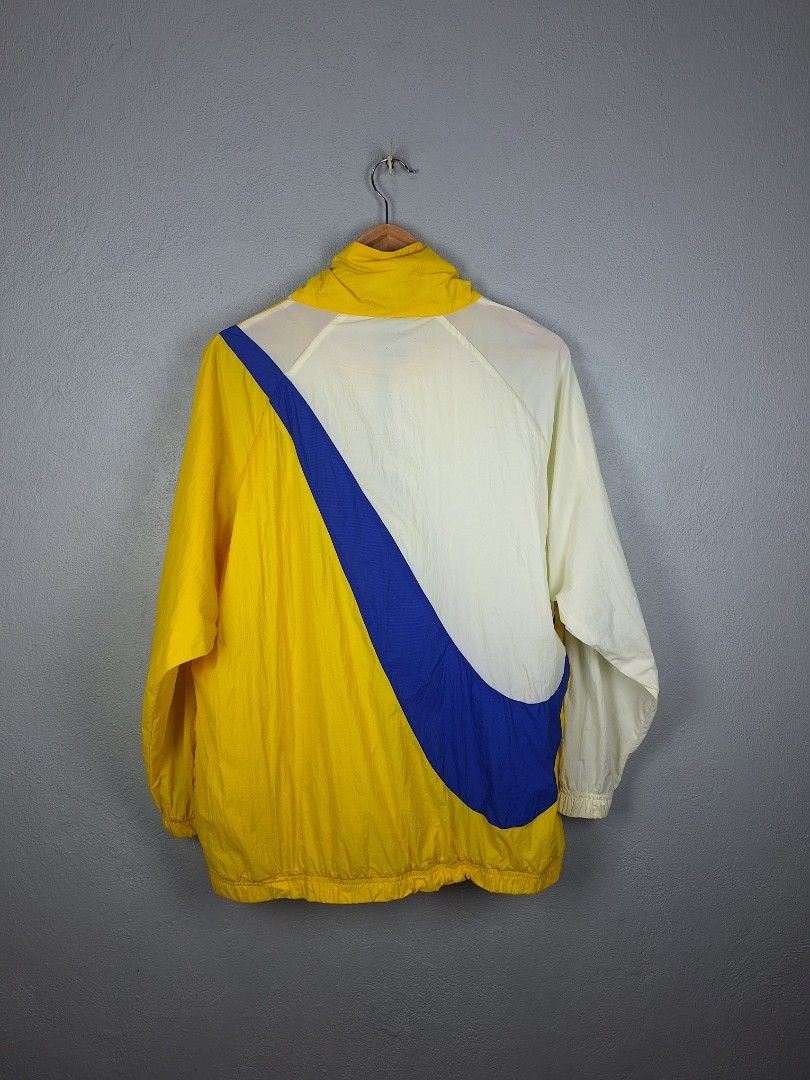 Nike biglogo lightweight Windbreaker Jacket (Category: Coats, Jackets and Outerwear) located in Sibulan. Submitted by studioxano (Listing ID 1471158130, Image 2). Description: Nike biglogo lightweight Windbreaker Jacket -P1,000 + SF Size L length 28.5 / Width 24 Good condi 9/10 color rate GOOD FOR PSG stain issue see last 2 pica unnoticeable when worn Loc: Dumaguete city.