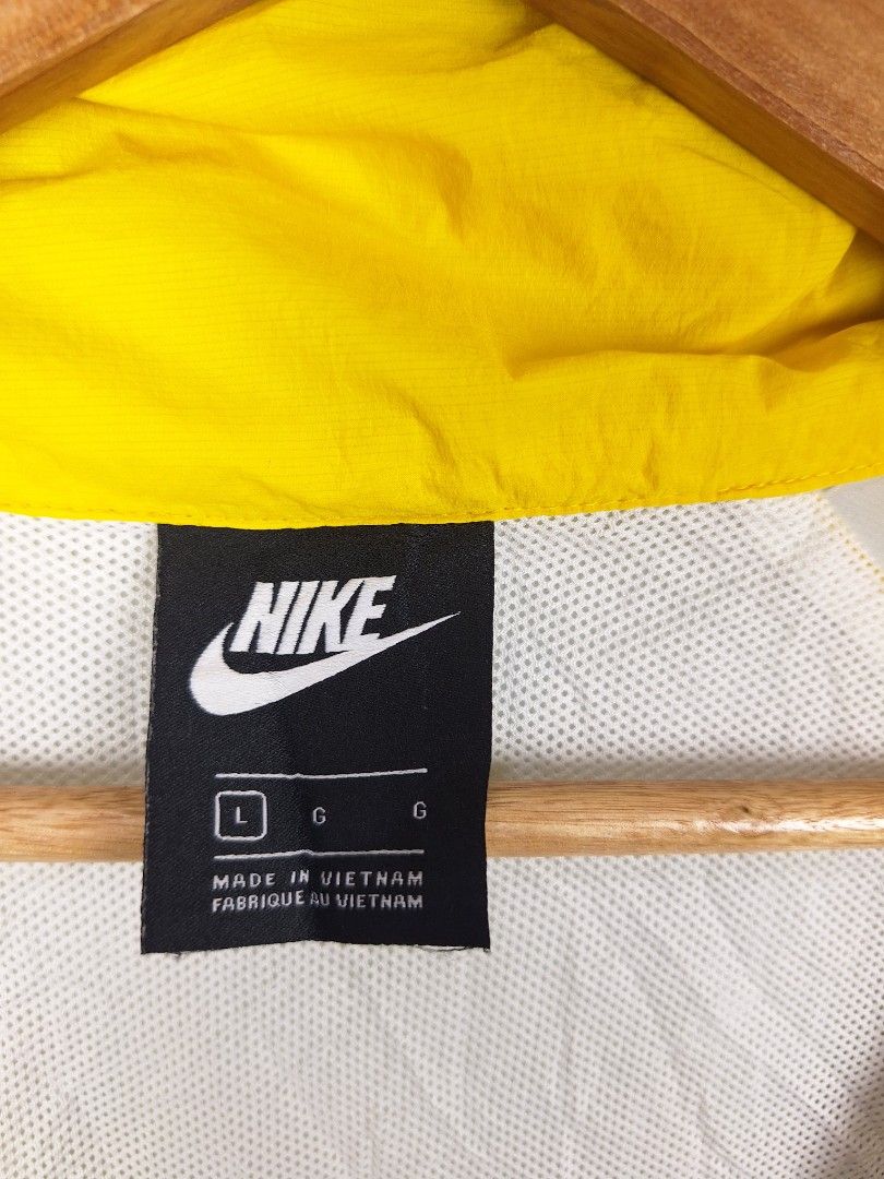 Nike biglogo lightweight Windbreaker Jacket (Category: Coats, Jackets and Outerwear) located in Sibulan. Submitted by studioxano (Listing ID 1471158130, Image 3). Description: Nike biglogo lightweight Windbreaker Jacket -P1,000 + SF Size L length 28.5 / Width 24 Good condi 9/10 color rate GOOD FOR PSG stain issue see last 2 pica unnoticeable when worn Loc: Dumaguete city.