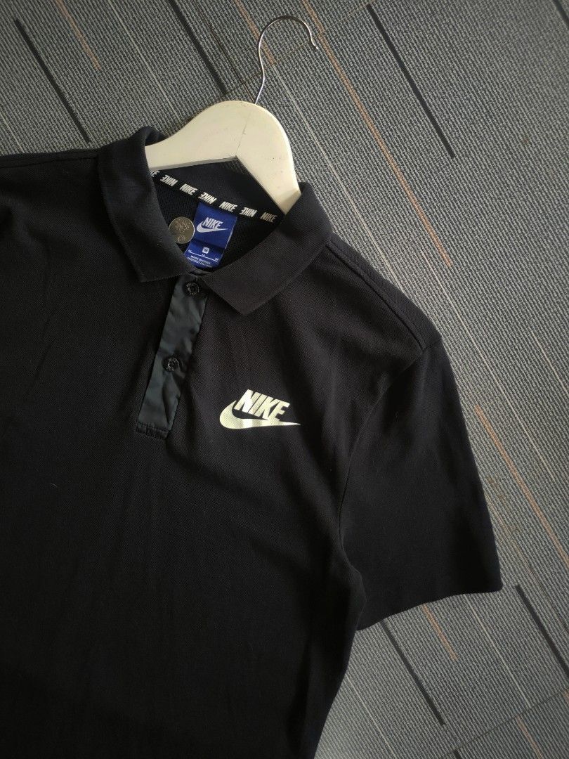Nike Black Polo Shirt (Category: Tshirts & Polo Shirts ) located in Guimba. Submitted by kim-yran.001 (Listing ID 1471158417, Image 3). Description: - Brand: Nike - Item: Men's Polo Shirt - Color: Classic Black - Size: Medium (Standard Fit) - Design: Short sleeve, button placket, white Nike chest logo - Detail: Branded Nike tape inside collar - Condition: Clean fabric texture, excellent ready-to-wear condition - Mode of Payment: Gcash - Shipping: