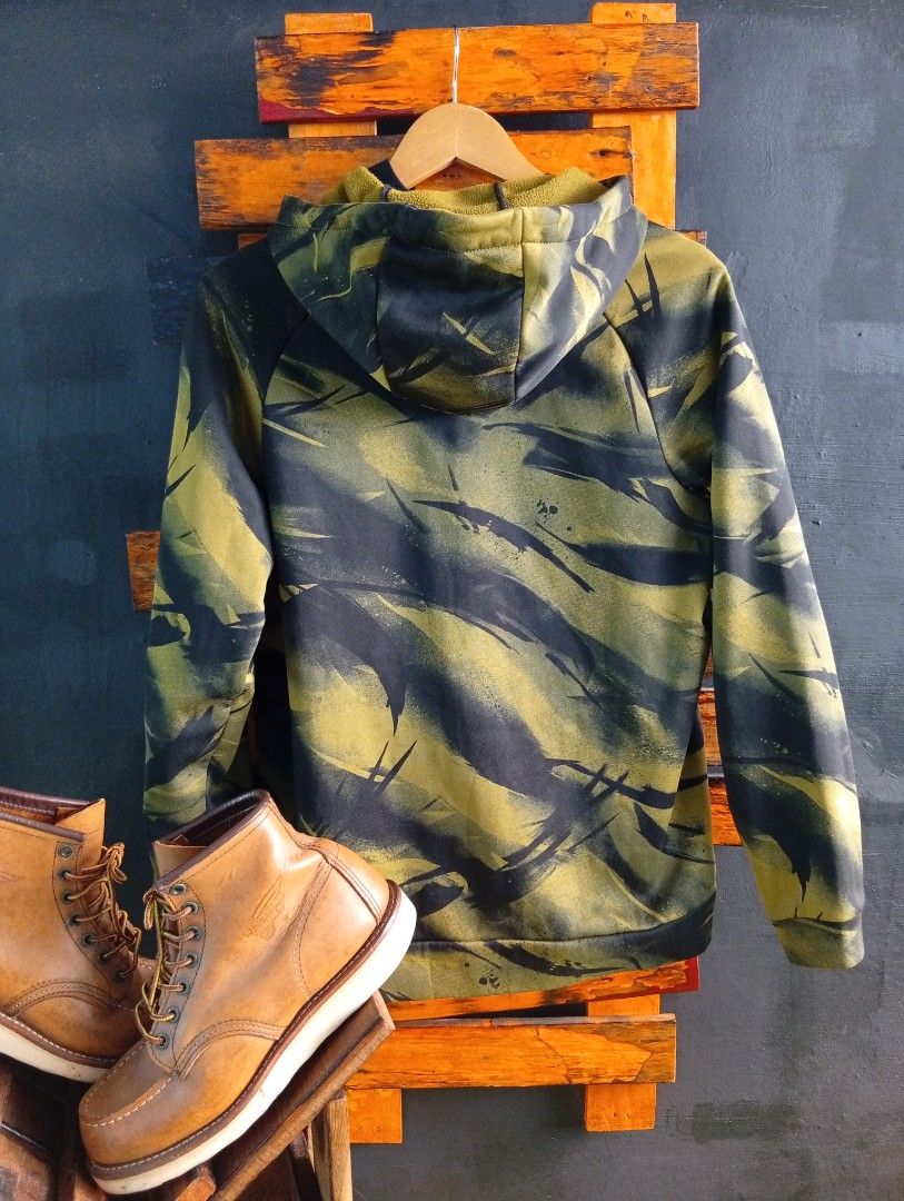 Nike Dri-FIT Camo Pullover Hoodie Size S (Category: Hoodies) located in Manila. Submitted by fastdragon_62f8c6 (Listing ID 1471250161, Image 3). Description: - Brand: Nike - Style: Dri-FIT camo brushstroke hoodie - Color: Olive green and black - Size: Small - Material/Interior: Fleece-lined for extra warmth - Features: Drawstring hood and front kangaroo pocket - Origin: Made in Vietnam.