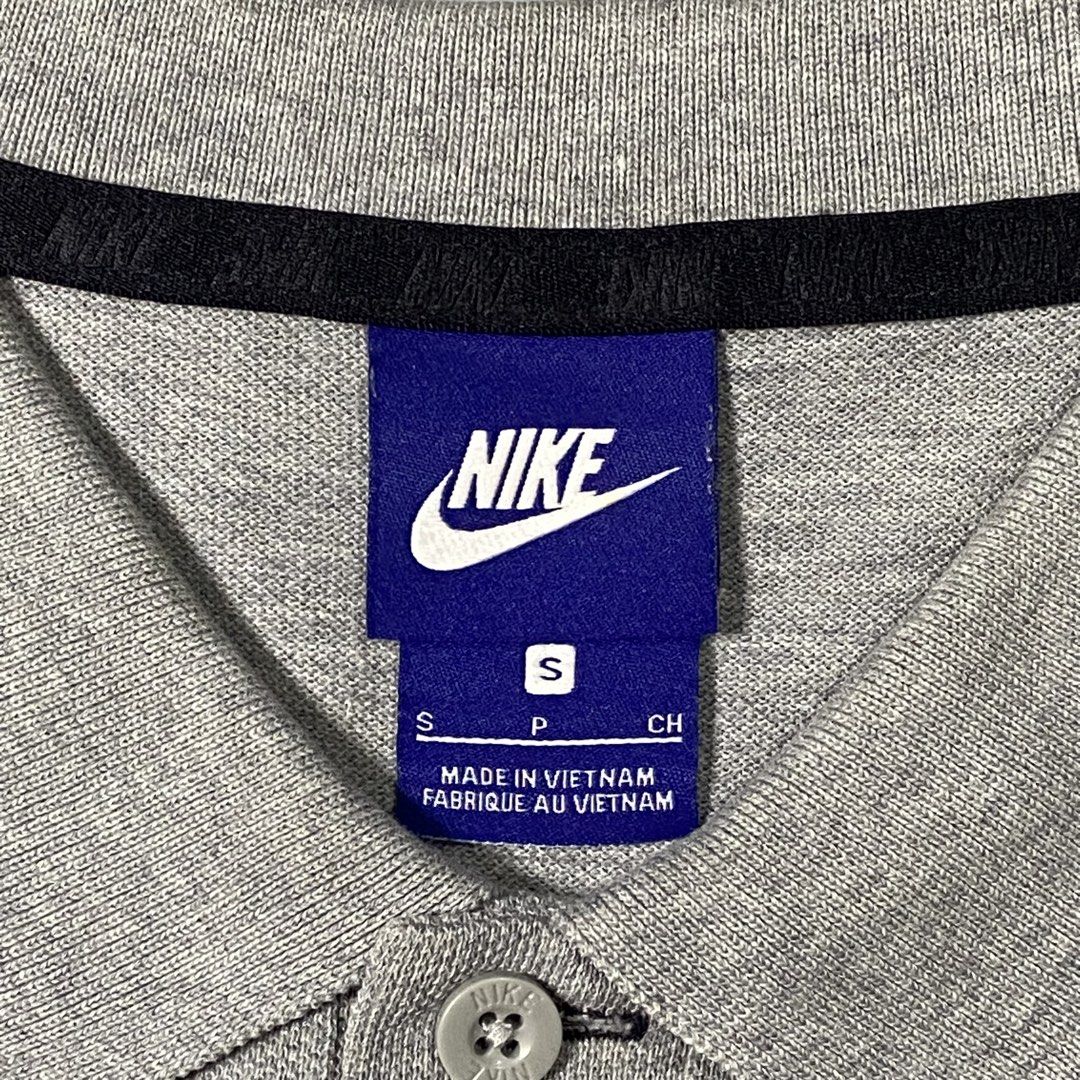 Nike Polo Shirt in Gray (Category: Tshirts & Polo Shirts ) located in Taguig. Submitted by workwearheads (Listing ID 1471154402, Image 3). Description: 🏷️Tag size: Small ▪️Width: 18 ▪️Length: 27 Front 28 Back (Long back) ▪️Color rate: 10/10 ▪️Issue: minor stain need wash (see last photo) ▪️Excellent Condition.