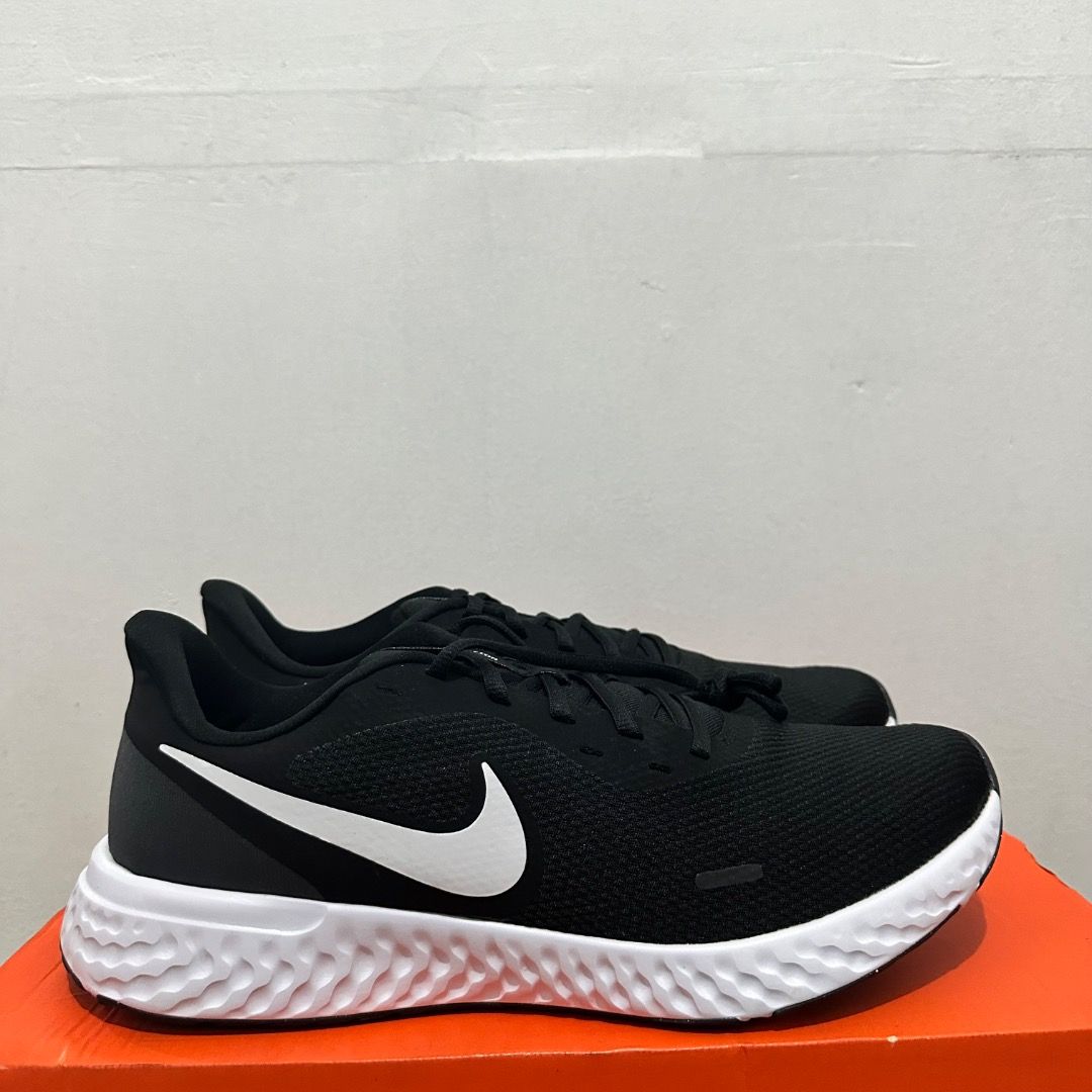 Nike Revolution 5 Black White Running Shoes (Category: Sneakers) located in Manila. Submitted by johnpm (Listing ID 1471239010, Image 2). Description: - Brand: Nike Revolution 5 - Color: Classic Black & White - Size: US 12.5 (Tag shows US 12.5 / 14) - Condition: Brand new, unworn, fresh out of the box - Features: Breathable mesh upper, cushioned foam midsole, durable rubber outsole - Inclusion: Complete with original Nike orange box.