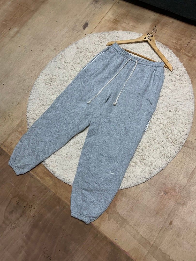 Nike Standard Issue Dri-FIT Basketball pants (Category: Joggers) located in Lianga. Submitted by legitseller12345678 (Listing ID 1471185347, Image 3). Description: Nike Standard Issue Dri-FIT Jogger Pants for Men📌 Excellent to new Size medium on tag Waistline 28-33 Length 37 Solid Mine 550 plus sf PAYMENT FIRST NO COD/COP📌 MOP: GCASH COURIER: J&T UNLI VOUCH/VC WITH THE ITEMS FOR SAFETY AND ASSURANCE☺️.
