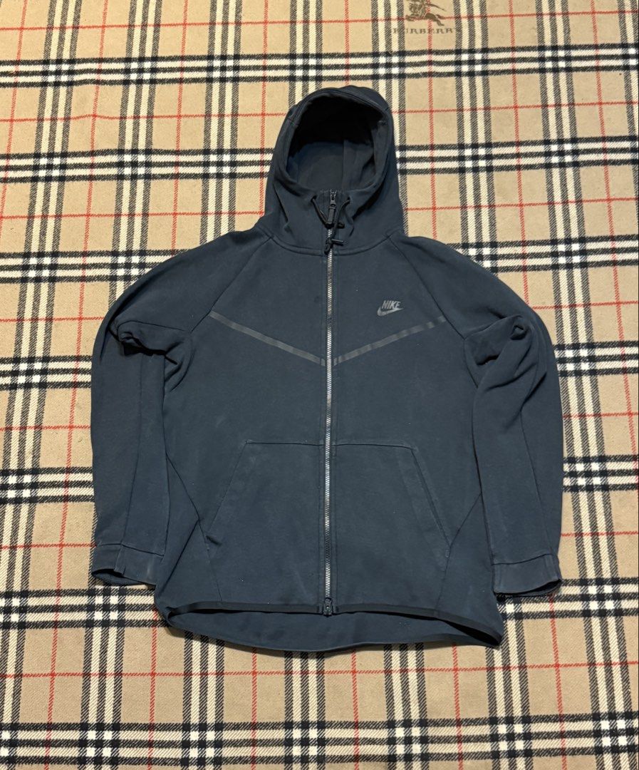 Nike tech fleece (Category: Coats, Jackets and Outerwear) located in Cavite. Submitted by markjoseph24866 (Listing ID 1471145762, Image 1). Description: .