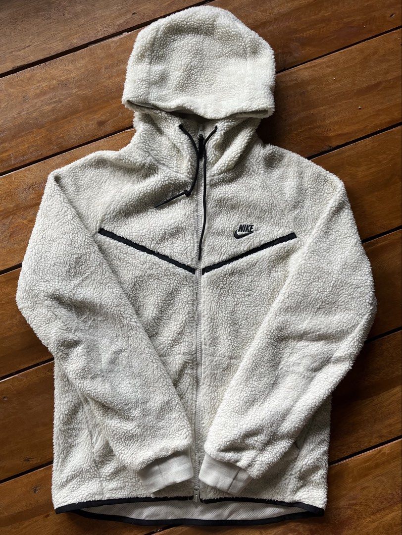 NIKE TECH FLEECE SHERPA ICON (Category: Activewear) located in Manila. Submitted by elgiebarre04630 (Listing ID 1471222226, Image 1). Description: Size medium 22x27.