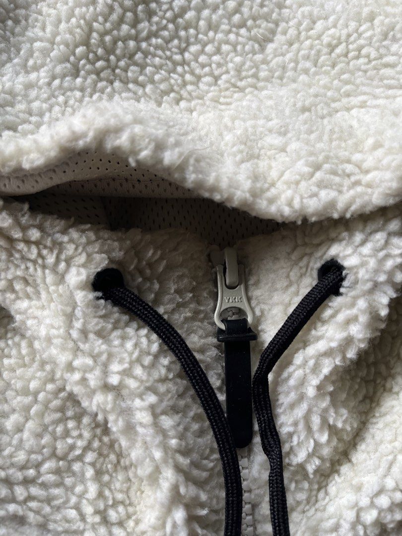 NIKE TECH FLEECE SHERPA ICON (Category: Activewear) located in Manila. Submitted by elgiebarre04630 (Listing ID 1471222226, Image 3). Description: Size medium 22x27.