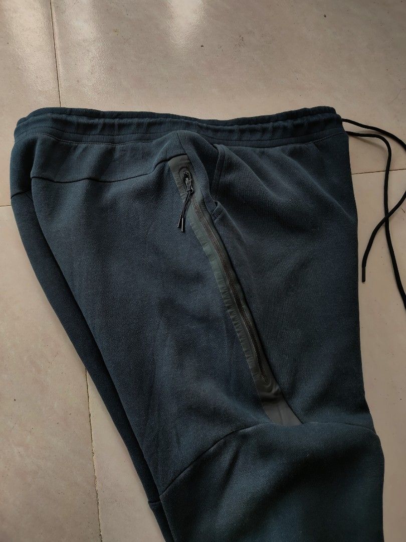 NIKE TECHFLEECE PANTS (Category: Activewear) located in Baguio. Submitted by jathriftx (Listing ID 1471246605, Image 2). Description: NIKE TECHFLEECE PANTS W34-36 x L39 Very good condition *Dot scratch (check last 2 pics).