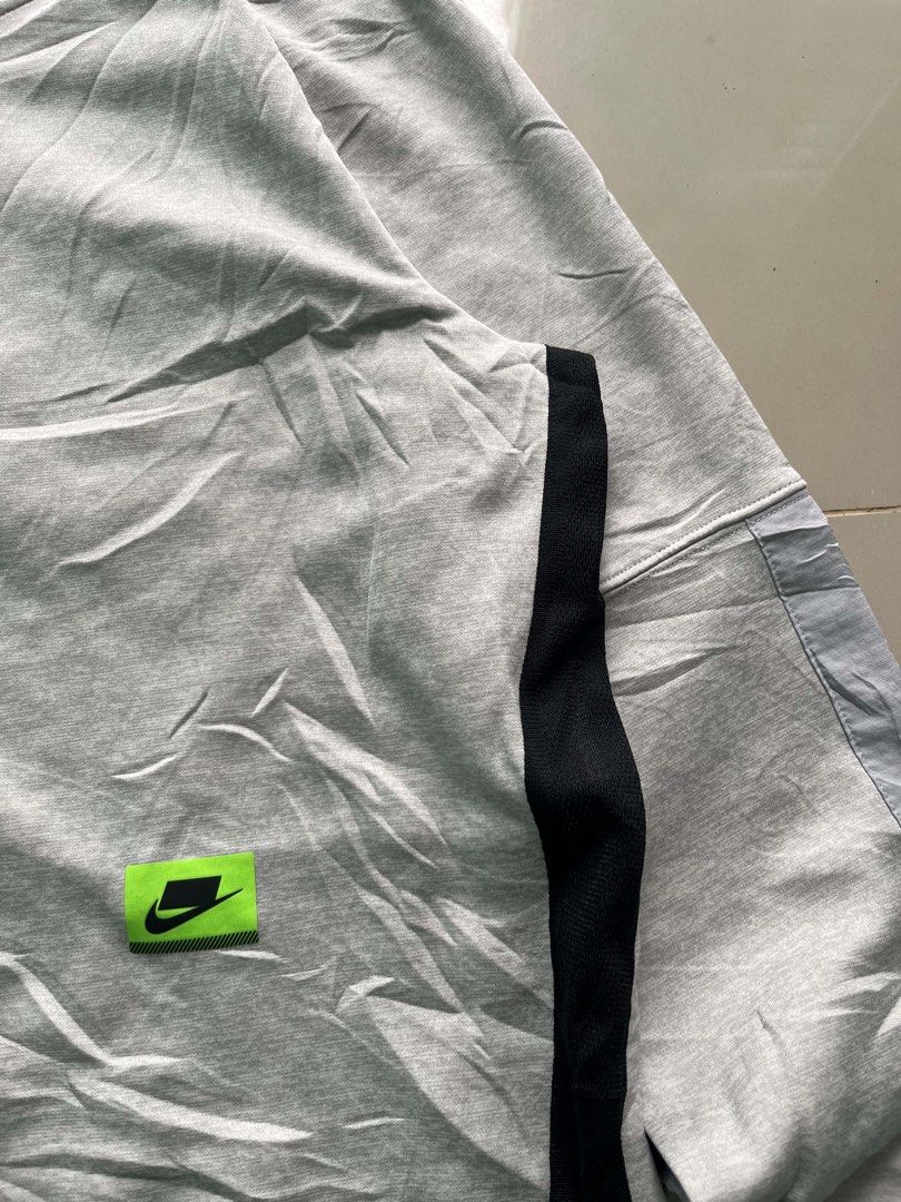 NIKE THERMA NSP SWEATSHIRT (Category: Coats, Jackets and Outerwear) located in Manila. Submitted by cmthrift.803 (Listing ID 1471278423, Image 3). Description: SIZE LARGE ON TAG NO FLAWS EXCELLENT CONDITION CR 9.8.