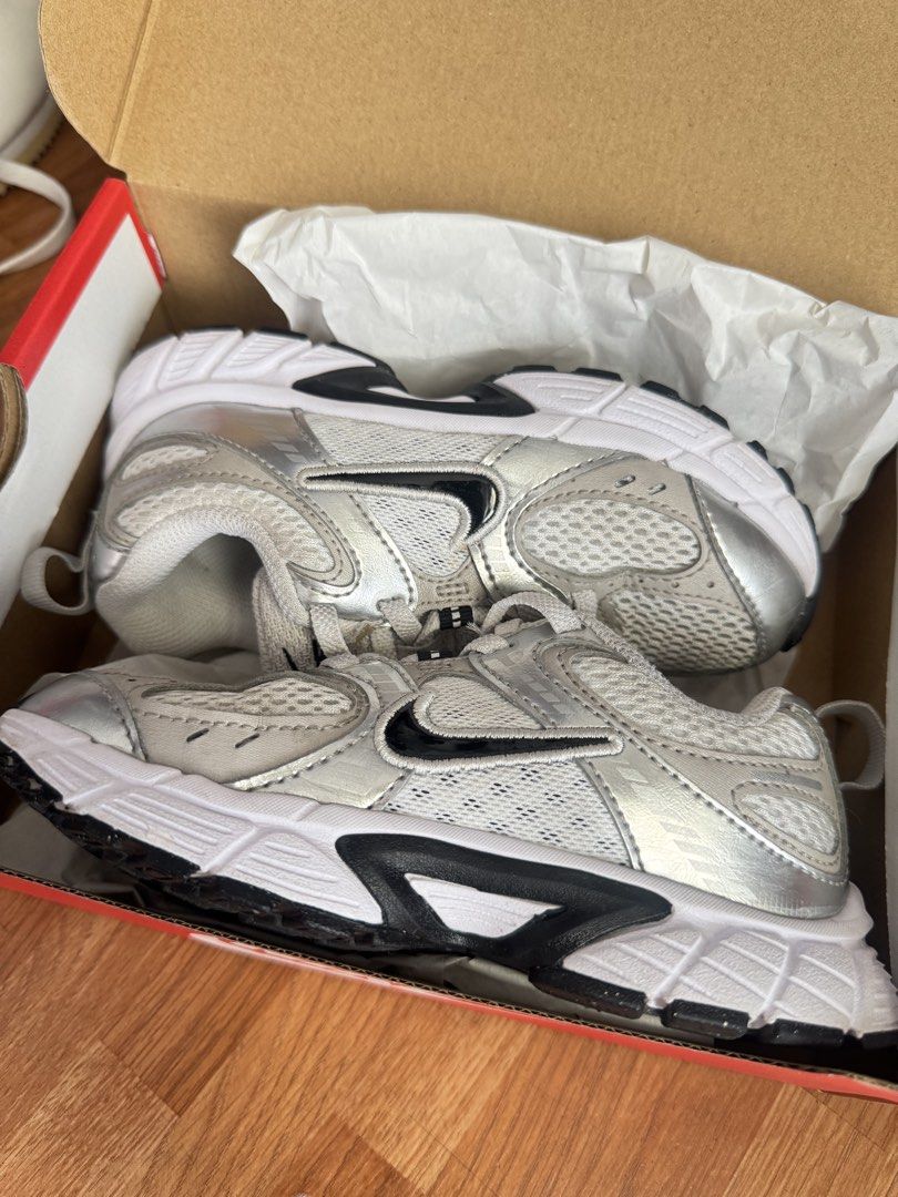 Nike V5 RNR 11.5c LIKE NEW (Category: Babies & Kids Fashion) located in Malabon City. Submitted by rssv. (Listing ID 1471167344, Image 3). Description: Like new. Used twice ginamit lang sa dance program sa school. bought at 3,495 nike store..