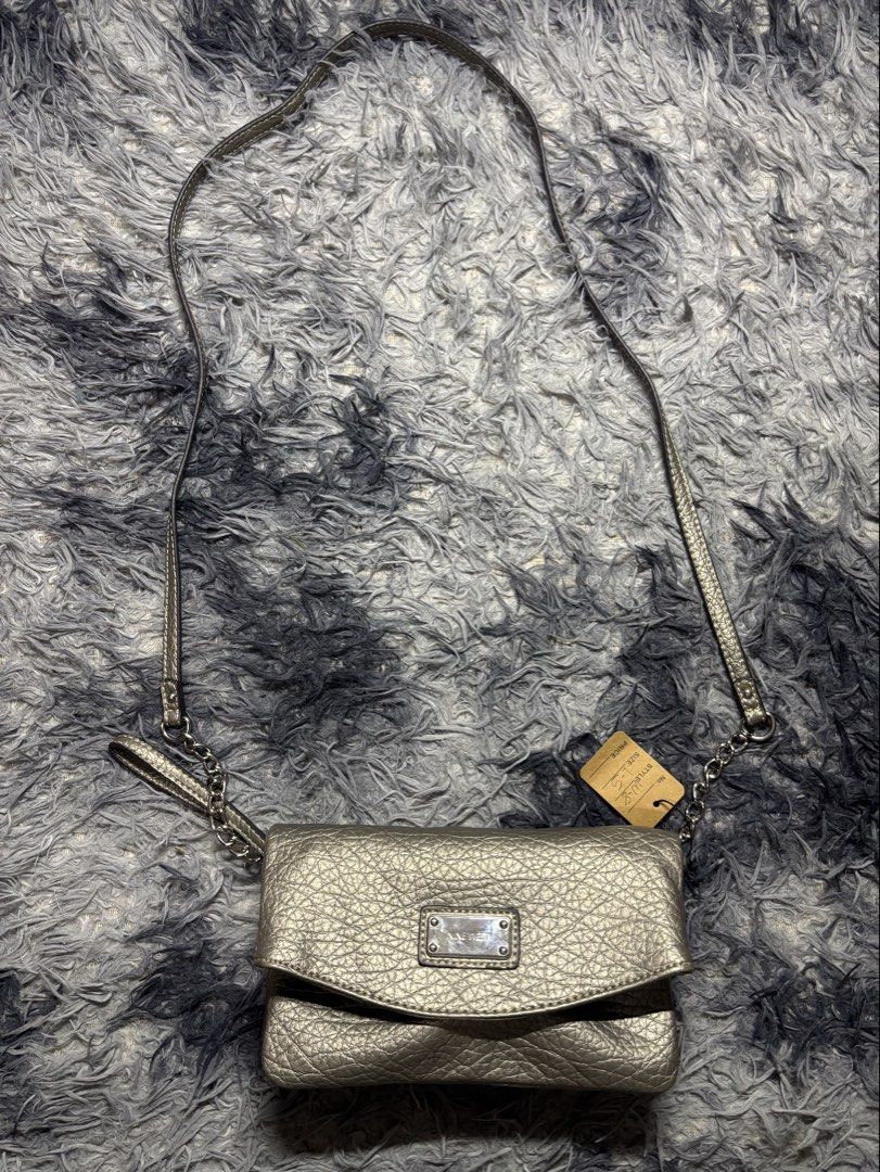 Nine west Crossbody bag (Category: Cross-body Bags) located in Legazpi City. Submitted by thesource052 (Listing ID 1471288341, Image 1). Description: Nine west Crossbodybag Vintage Width: 8” Length:5” excellent condition.