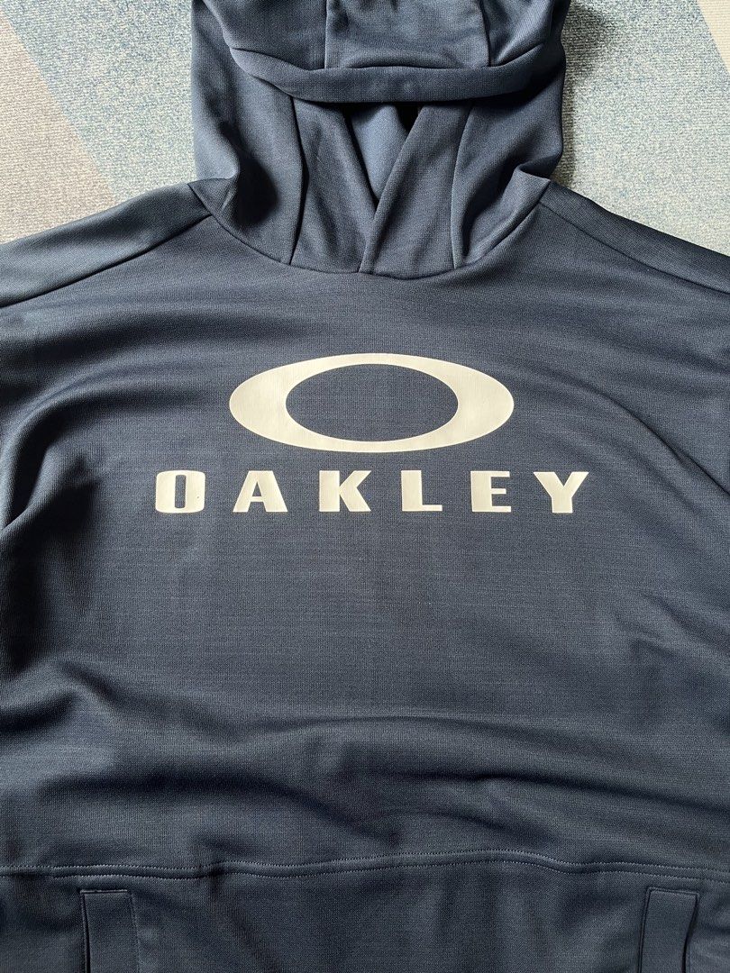 Oakley ShortSleeve Hoodie (Category: Hoodies) located in Paranaque City. Submitted by mackraven260159 (Listing ID 1471197443, Image 2). Description: 24 x 30 As New Condition Best Fit XL.