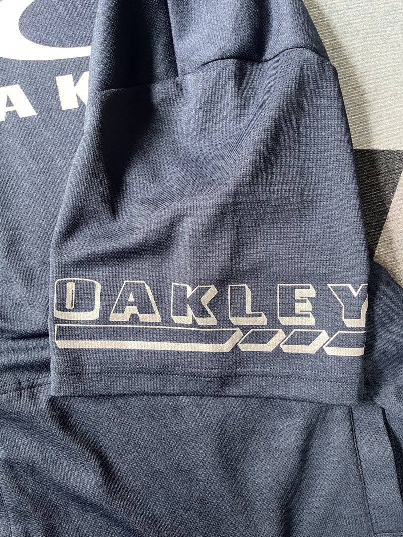 Oakley ShortSleeve Hoodie (Category: Hoodies) located in Paranaque City. Submitted by mackraven260159 (Listing ID 1471197443, Image 3). Description: 24 x 30 As New Condition Best Fit XL.