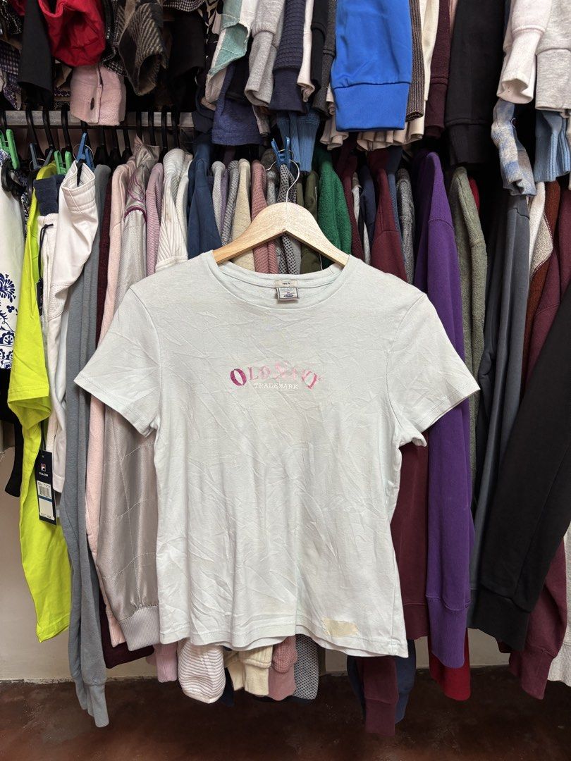 OLD NAVY t-shirt (Category: Shirts) located in Pila. Submitted by isabelasthriftclothes (Listing ID 1471210672, Image 1). Description: .