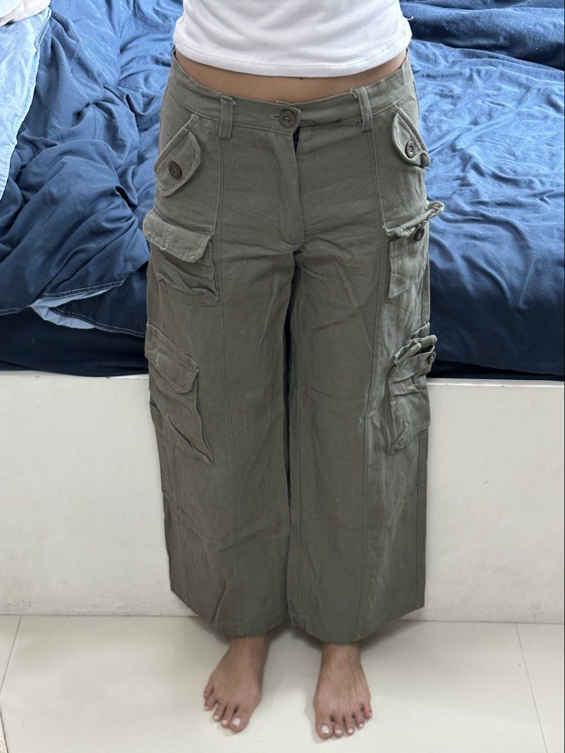 Olive green utility multi-pocket cargo pants wide leg (Category: Jeans) located in Quezon City. Submitted by valeriorac74670 (Listing ID 1471179755, Image 3). Description: - Color: Olive green - Fit: Wide-leg, mid-rise - Details: Multiple utility pockets with button flaps, belt loops, front button closure - Style: Y2K streetwear, earthy tone - Pairing: Easy to style with crop tops or baby tees.