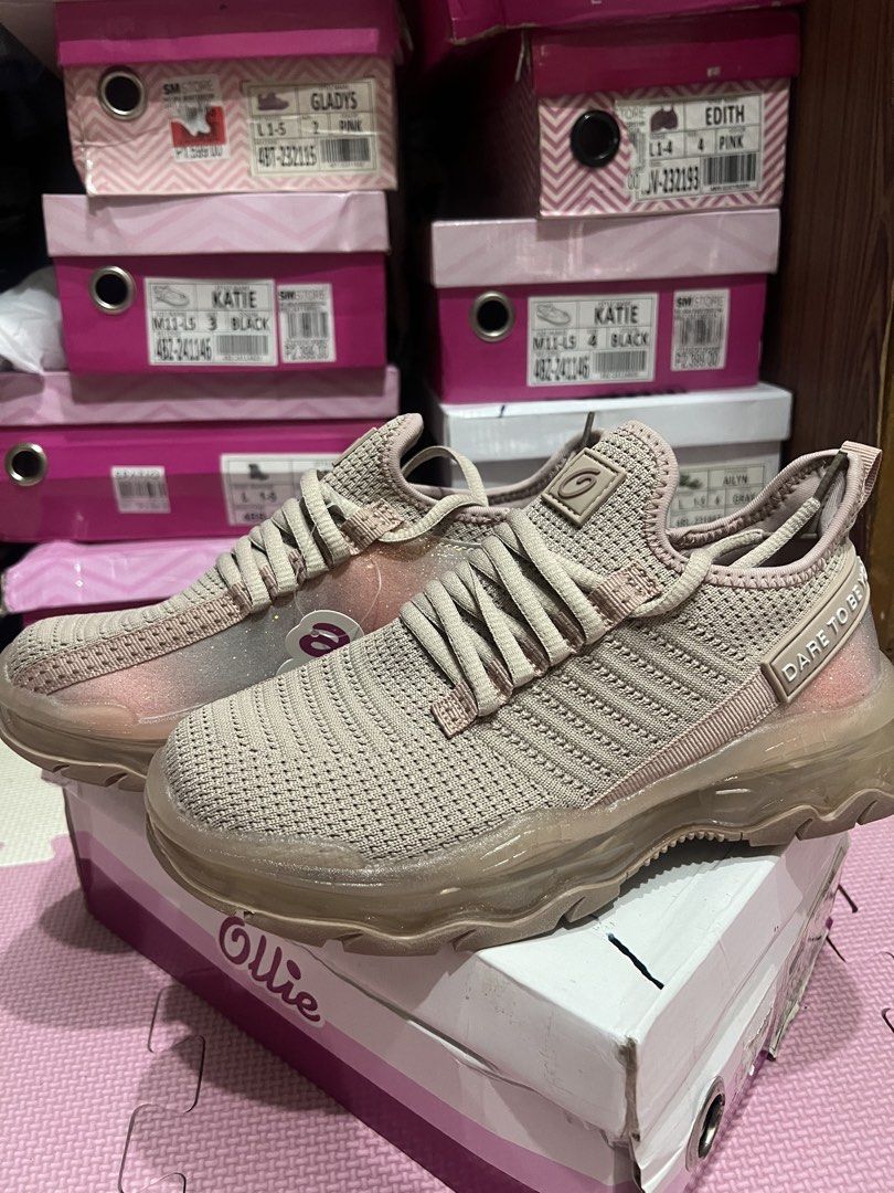 Ollie rubber shoes (Category: Sneakers) located in Antipolo. Submitted by wearyourbrand.ph (Listing ID 1471233354, Image 1). Description: Brandnew with tag Size 35-36 .