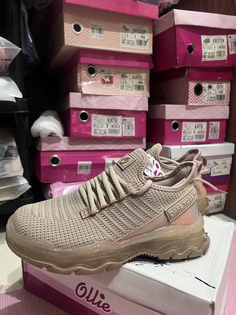 Ollie rubber shoes (Category: Sneakers) located in Antipolo. Submitted by wearyourbrand.ph (Listing ID 1471233354, Image 3). Description: Brandnew with tag Size 35-36 .