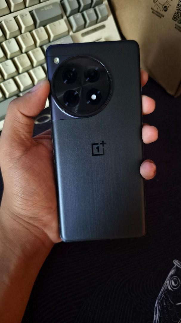 OnePlus ace 3 / 12r 16/512 (Category: OnePlus) located in Caloocan City. Submitted by dooo2003 (Listing ID 1471180504, Image 2). Description: - Brand/Model: OnePlus Ace 3 - Color: Dark Grey / Black - Processor: Snapdragon 8 Gen 2 Mobile Platform - Memory & Storage: 16GB RAM / 512GB Storage - Battery: 5500 mAh (TYP) - Camera: 50MP + 8MP + 2MP Rear / 16MP Front - Condition: Excellent, well-maintained with clean body and flawless display.