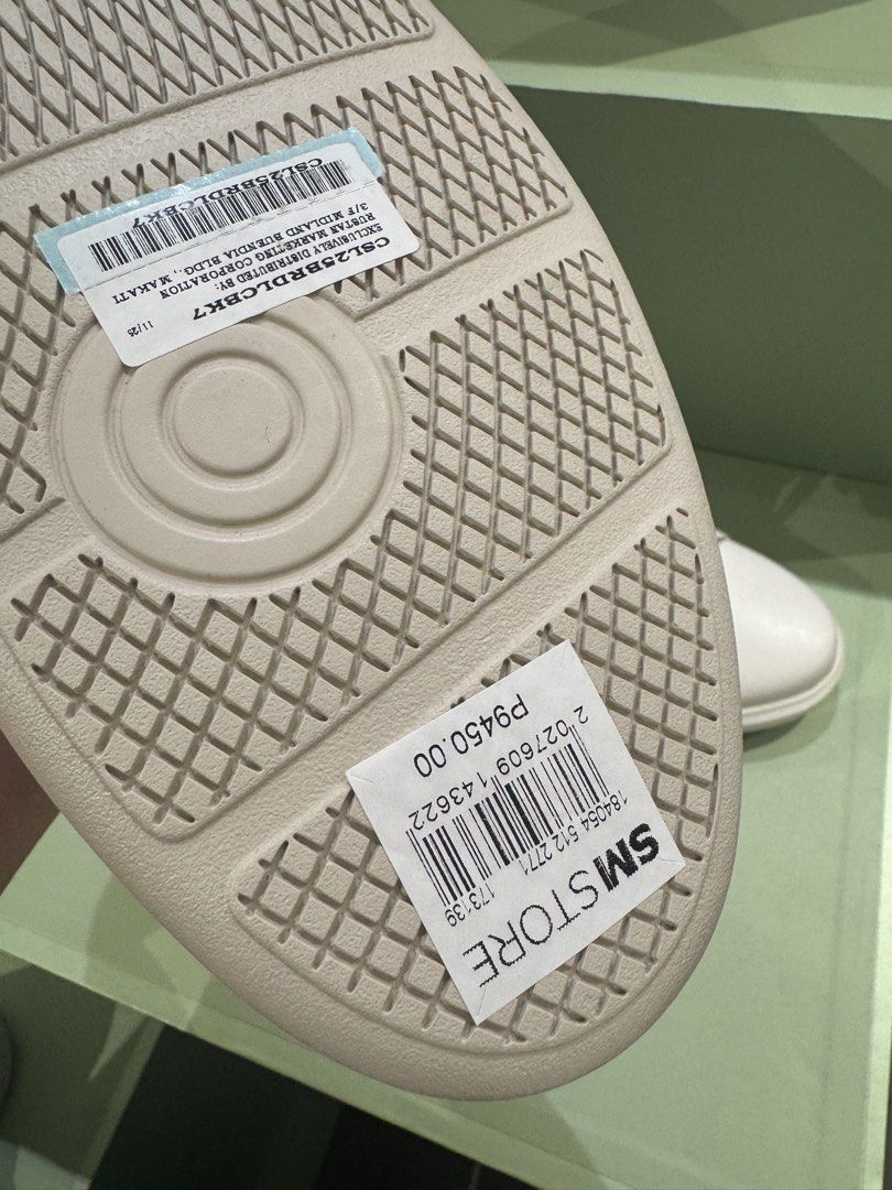 Original CLARKS shoes (Category: Casual Shoes) located in Manila. Submitted by prettystuff1008 (Listing ID 1471209330, Image 3). Description: New fresh from store Size 9.