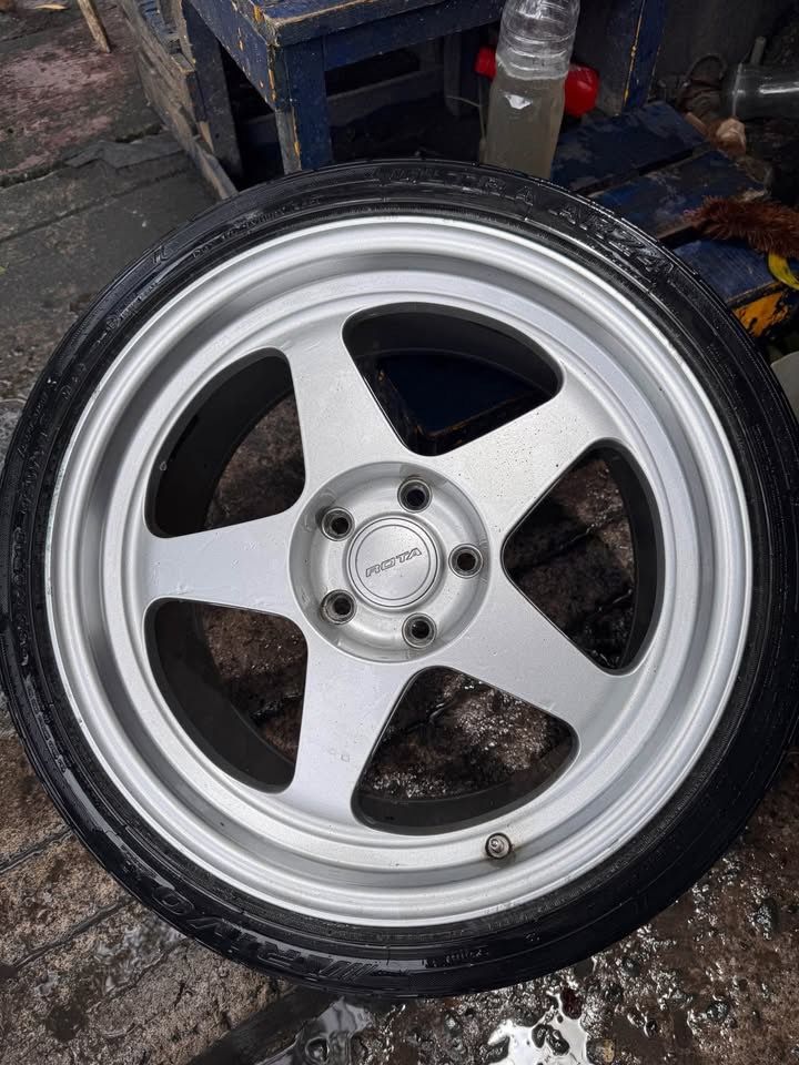 ORIGINAL ROTA SLIPSTREAM 18” MAGS WITH TIRES — 3 PCS ONLY (Category: Mags and Tires) located in Cainta. Submitted by yoshikeiko (Listing ID 1471148273, Image 3). Description: FOR SALE: ORIGINAL ROTA SLIPSTREAM 18” MAGS WITH TIRES — 3 PCS ONLY 💰 Selling Price: ₱20,000 Selling my preloved Rota Slipstream mags in classic silver finish. Clean, sporty 5-spoke design, perfect for car enthusiasts looking for replacement wheels, spare mags, or a project