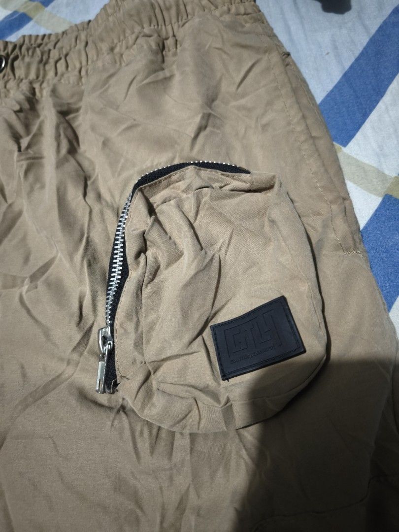 Outdoor Khaki utility multi pocket short (Category: Shorts) located in Binangonan. Submitted by uhwhynot (Listing ID 1471265271, Image 3). Description: .