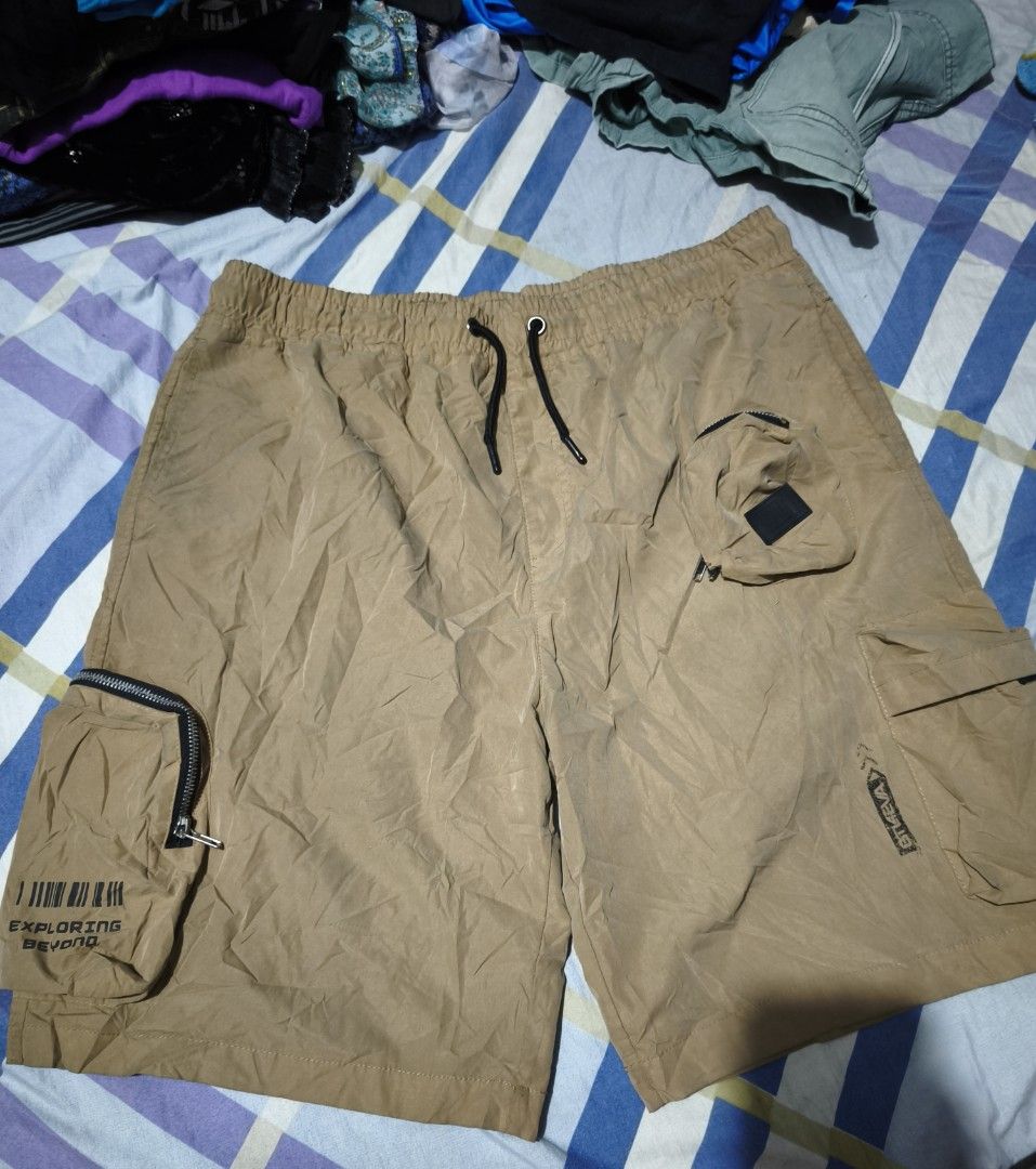 Outdoor Khaki utility multi pocket short (Category: Shorts) located in Binangonan. Submitted by uhwhynot (Listing ID 1471265271, Image 1). Description: .