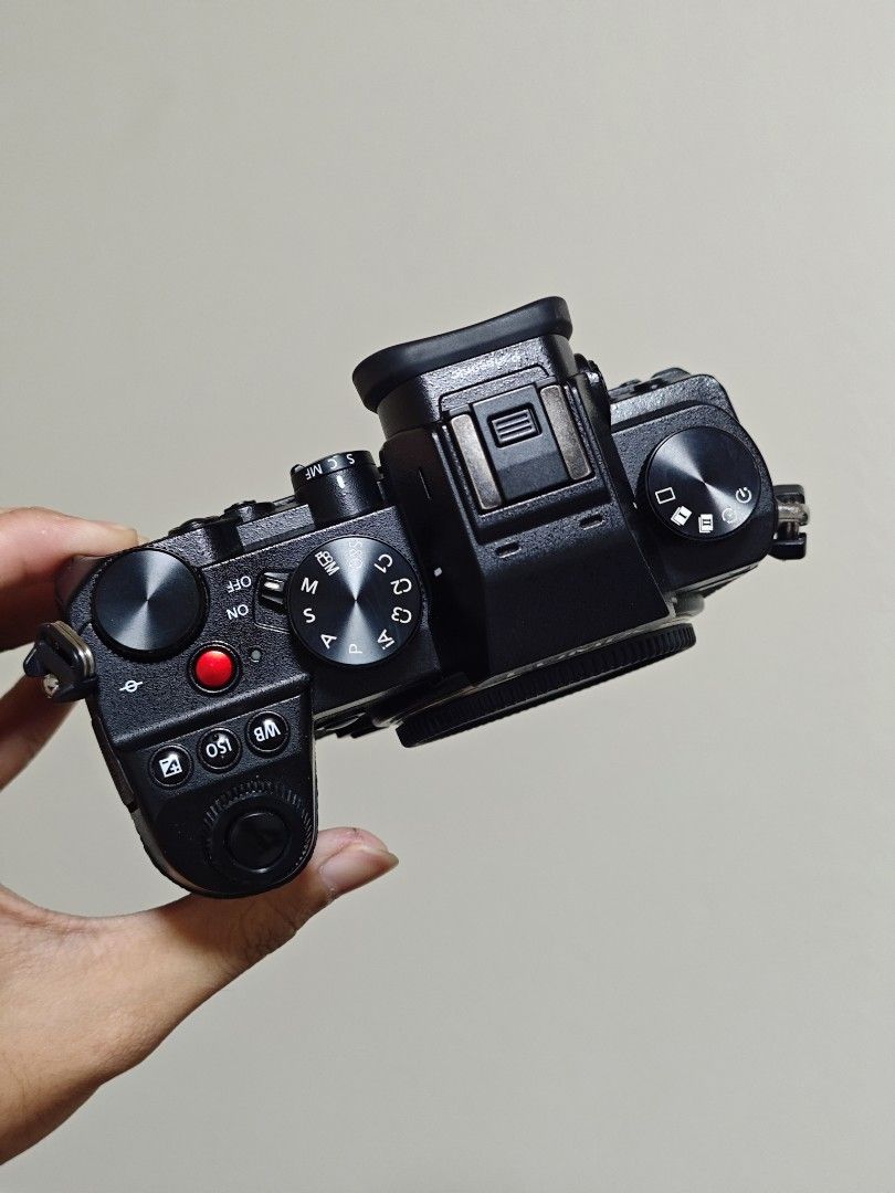 Panasonic Lumix S5 w/ box (mint condition) (Category: Cameras) located in Angeles City. Submitted by shuttercentralpampanga (Listing ID 1471137013, Image 3). Description: Panasonic Lumix S5 w/ box (mint condition) for sale Price: ₱40k only 😊 10/10 performance (no issue) 10/10 sensor (no fungus) 9.8/10 cosmetics (minimal signs of usage) Inclusions: box, body cap, 3 batteries, charger, cage RFS: change of plans, going abroad Meetup: Pampanga or Bu