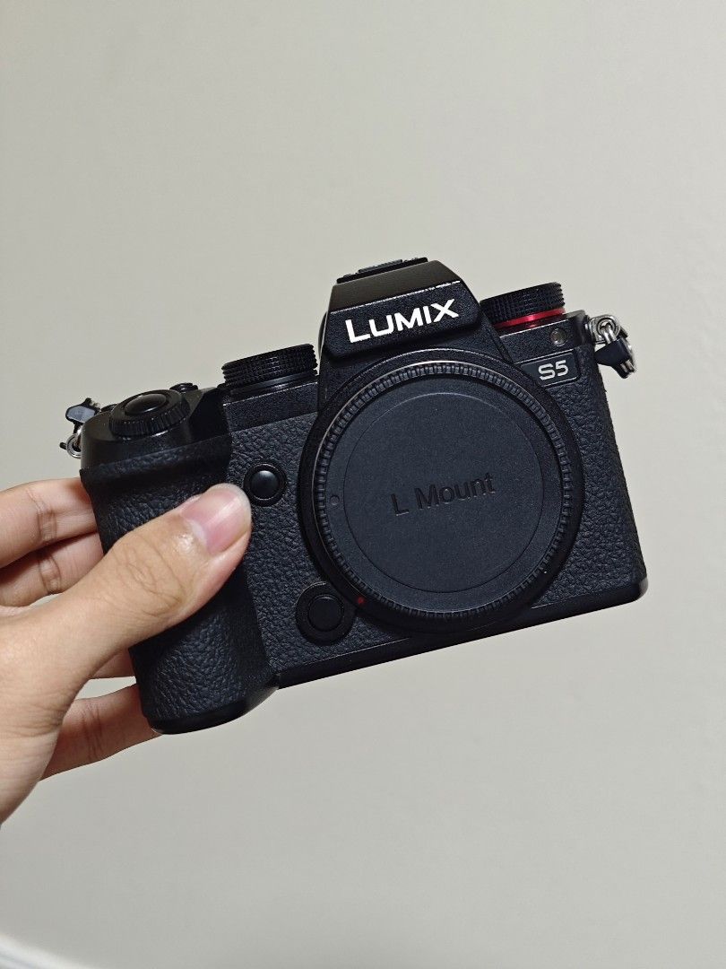 Panasonic Lumix S5 w/ box (mint condition) (Category: Cameras) located in Angeles City. Submitted by shuttercentralpampanga (Listing ID 1471137013, Image 2). Description: Panasonic Lumix S5 w/ box (mint condition) for sale Price: ₱40k only 😊 10/10 performance (no issue) 10/10 sensor (no fungus) 9.8/10 cosmetics (minimal signs of usage) Inclusions: box, body cap, 3 batteries, charger, cage RFS: change of plans, going abroad Meetup: Pampanga or Bu