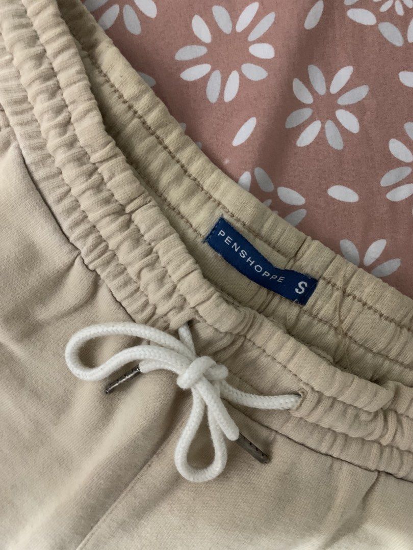 Penshoppe Brown Shorts (Category: Shorts) located in Manila. Submitted by _uniefinds (Listing ID 1471275071, Image 2). Description: ୨ৎ MOP: GCash / Maya ୨ৎ MOD: J&T / Lalamove ୨ৎ SF: Shouldered by the buyer ୨ৎ DM me if interested or for inquiries! ♡ 📍 Sta. Mesa 🎀.