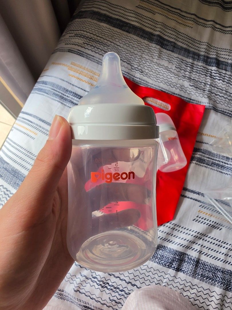 Pigeon Wideneck PP feeding bottles 2pcs (Category: Breastfeeding & Bottle Feeding) located in Pasig City. Submitted by prelovedby.zp (Listing ID 1471183633, Image 3). Description: Wideneck PP bottles 160 ml Slow flow Bought in November 2025 for my little one but he preferred Philips Avent bottles MOP: Gcash Location: Pasig.