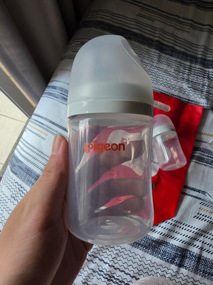 Pigeon Wideneck PP feeding bottles 2pcs (Category: Breastfeeding & Bottle Feeding) located in Pasig City. Submitted by prelovedby.zp (Listing ID 1471183633, Image 2). Description: Wideneck PP bottles 160 ml Slow flow Bought in November 2025 for my little one but he preferred Philips Avent bottles MOP: Gcash Location: Pasig.