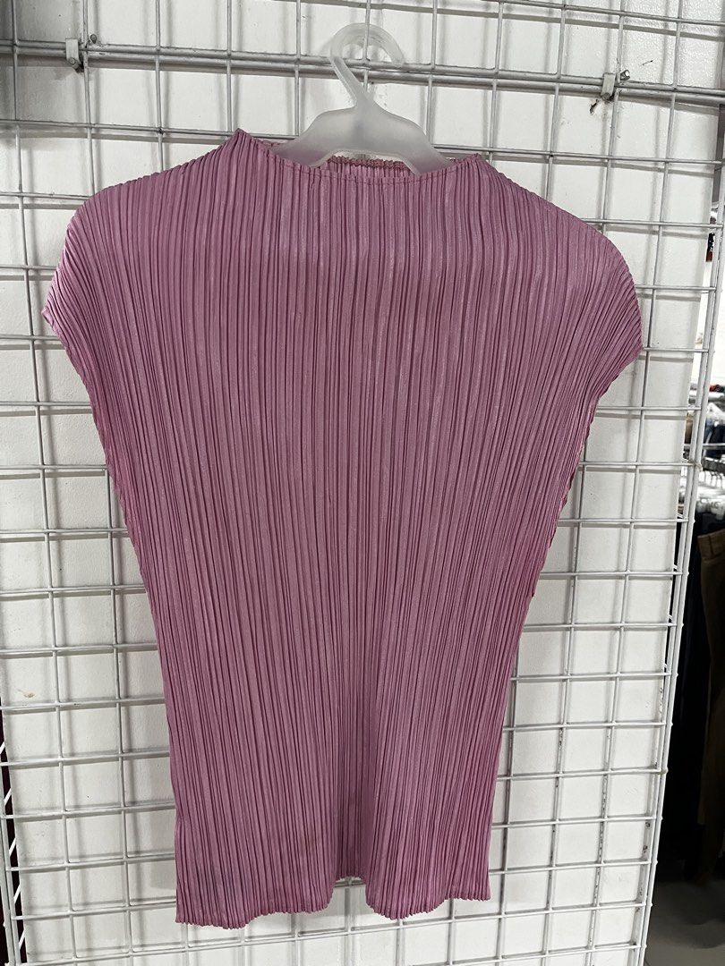 Pink Pleated Mock Neck Sleeveless Top (Category: Sleeveless) located in Bulacan. Submitted by handmedownfinds (Listing ID 1471178718, Image 1). Description: pleats please (alt) .