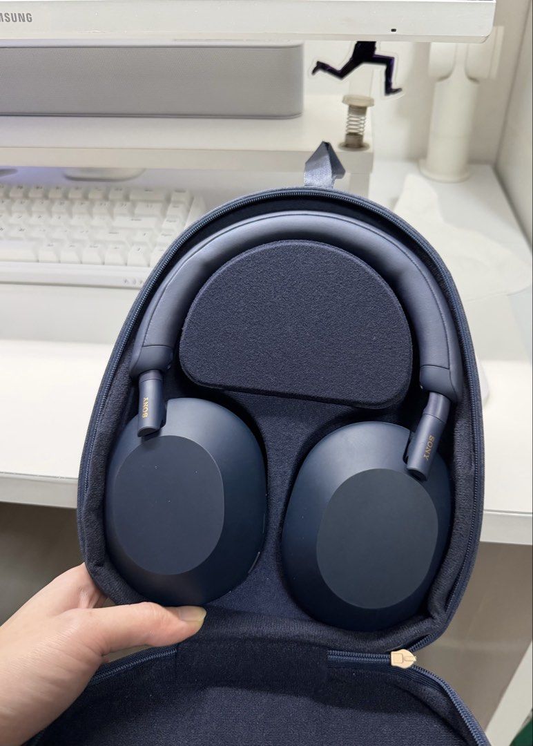 PLS READ BELOW!!! SONY XM5 RUSH SALE (Category: Headphones & Headsets) located in Manila. Submitted by ilovejett (Listing ID 1471200576, Image 2). Description: - SLIGHTLY USED - NO ISSUE - NO HARD DENTS - 100% WORKING - BOUGHT LAST 12-25 - PWEDE SA MAARTE BAWAL SA PANG1T INCLUSIONS: XM5 HEADPHONE CHARGING CABLE AUX CABLE CASE MOP: GCASH ONLY - SHIPPING ONLY (J&T AND LBC) CANT DO MEETUP MY LOCATION IS IN PROVINCE!!!! - ASKING FOR PRIVATE INFORMATI