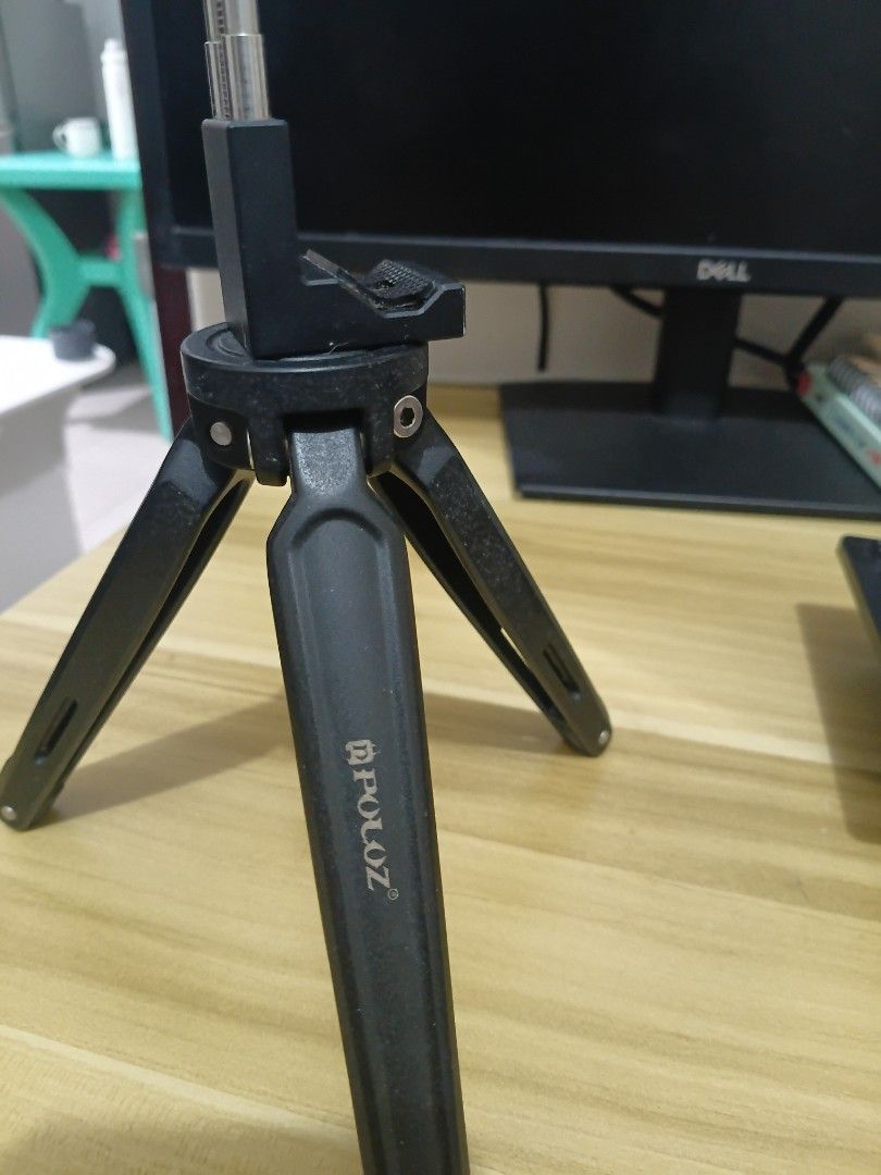 POLOZ Mini Tripod with Ulanzi Phone Mount (Category: Tripods & Monopods) located in Pasig City. Submitted by mryln (Listing ID 1471236906, Image 3). Description: Compact mini tripod POLOZ brand on the main leg with adjustable Ulanzi phone holder on top. Delivery via your preferred courier No meet up Pickup location: Pasig City.