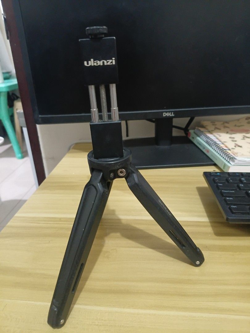 POLOZ Mini Tripod with Ulanzi Phone Mount (Category: Tripods & Monopods) located in Pasig City. Submitted by mryln (Listing ID 1471236906, Image 2). Description: Compact mini tripod POLOZ brand on the main leg with adjustable Ulanzi phone holder on top. Delivery via your preferred courier No meet up Pickup location: Pasig City.