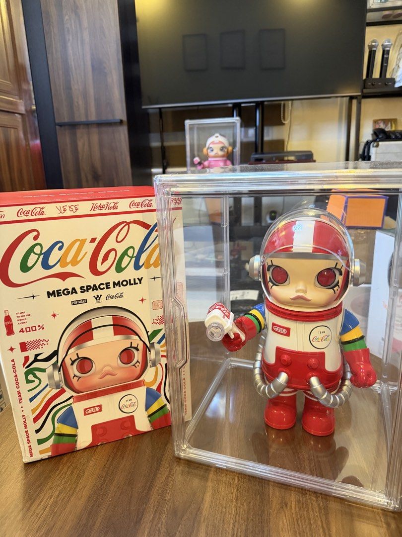 POP MART MEGA SPACE MOLLY 400% × Coca-Cola (Category: Designer & Blind Box Toys) located in Cavite. Submitted by trueluxury_boutique (Listing ID 1471162993, Image 2). Description: POP MART MEGA SPACE MOLLY 400% × Coca-Cola | With Original Box & Acrylic Display Case Price: ₱12,500 – Negotiable Selling my POP MART MEGA SPACE MOLLY 400% Coca-Cola collaboration collectible figure. Features the iconic red-and-white Coca-Cola astronaut design, colorful