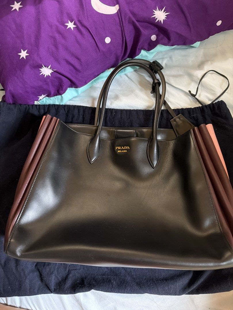 Prada （分類：手袋及銀包）位於 Hong Kong。 由 goodluckday88 提交（商品編號 1471160019，圖片 3）。簡介： 適合上班，放文件。