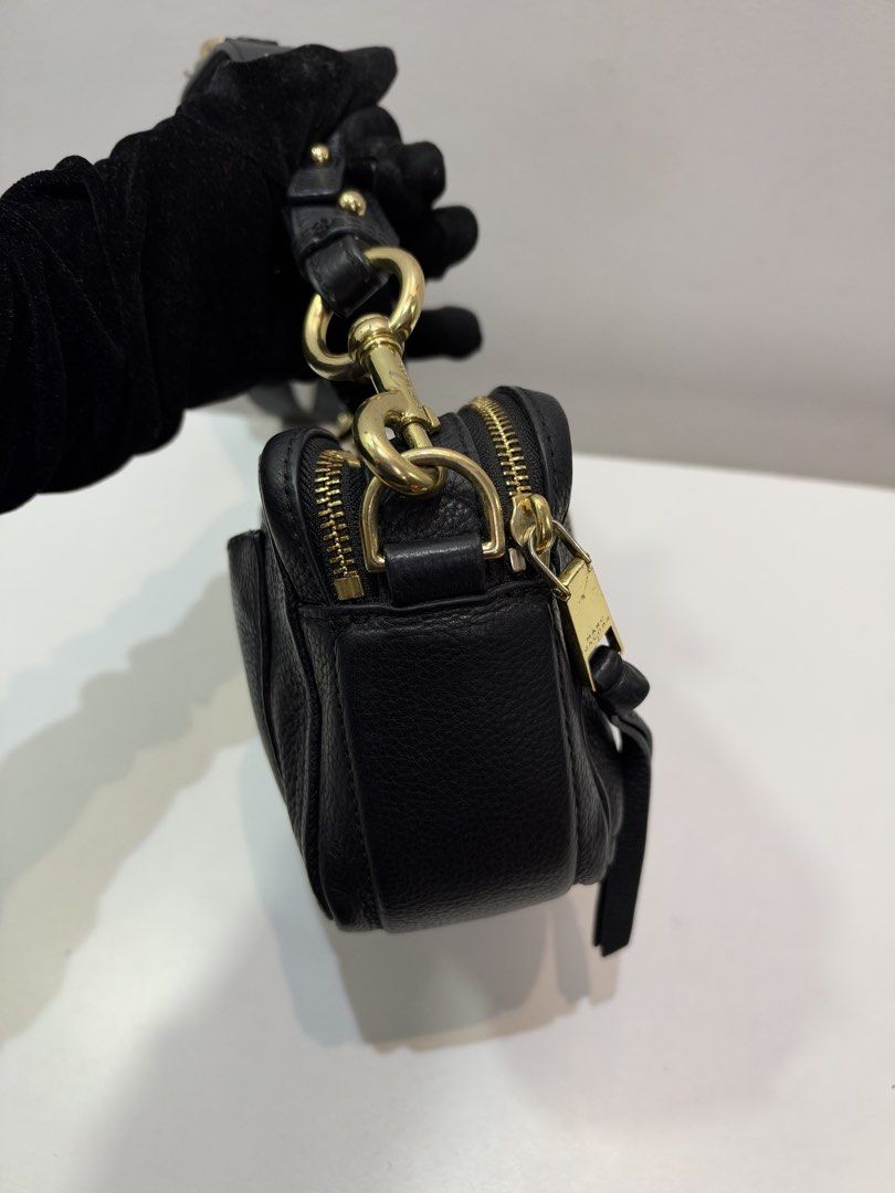 Pre-loved Marc Jacobs The Softshot 21 Camera Bag (Category: Luxury Bags & Wallets) located in Cebu City. Submitted by brandedcorner_ph (Listing ID 1471185817, Image 3). Description: Pre-loved ((M))arc ((J))acobs The Softshot 21 Camera Bag 100% Authentic or money back Condition • Excellent condition • No flaws Product Details •Color: black •Hardware: Gold tone •Material: Leather •Approximate Dimensions in inches: H4.5 x W8 x D3.5 Color may vary du